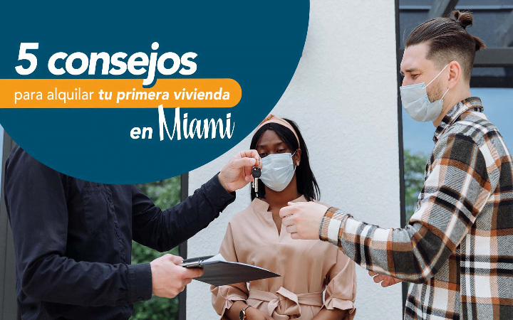Agente entregando llaves a pareja de inquilinos frente a vivienda en Miami - 5 consejos para alquilar primera vivienda