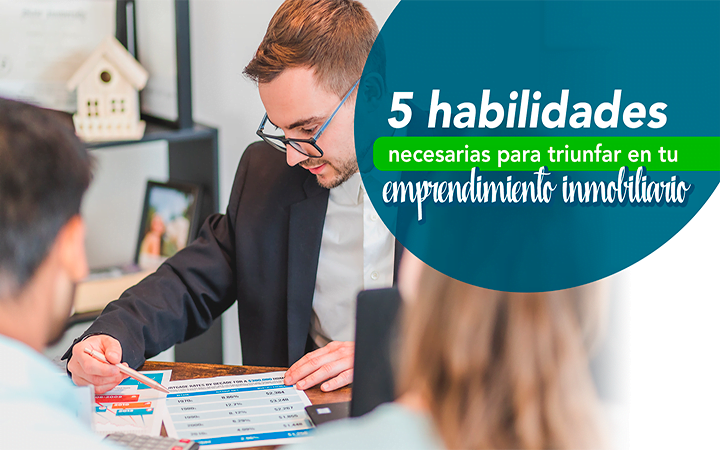 Asesor inmobiliario presentando datos a clientes - 5 habilidades para triunfar en el emprendimiento inmobiliario