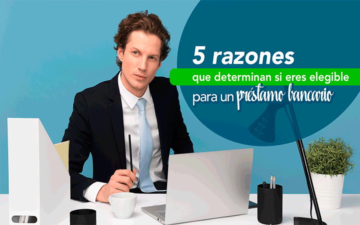 Hombre de negocios en escritorio con laptop - 5 razones que determinan si eres elegible para un prestamo bancario