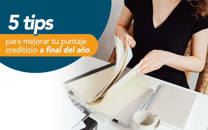 Mujer revisando documentos financieros - 5 tips para mejorar tu puntaje crediticio a final del ano