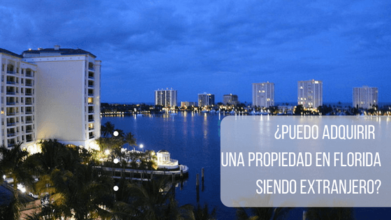 Vista nocturna del frente al mar de Miami con hoteles representando como adquirir propiedad en Florida siendo extranjero