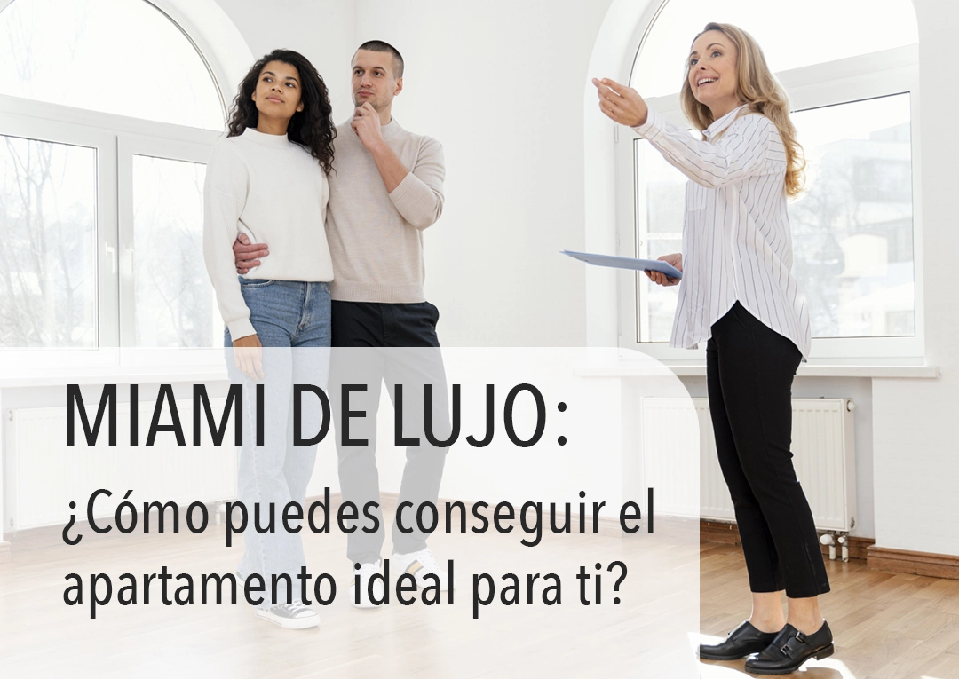 Agente inmobiliaria mostrando apartamento de lujo a pareja de compradores en Miami
