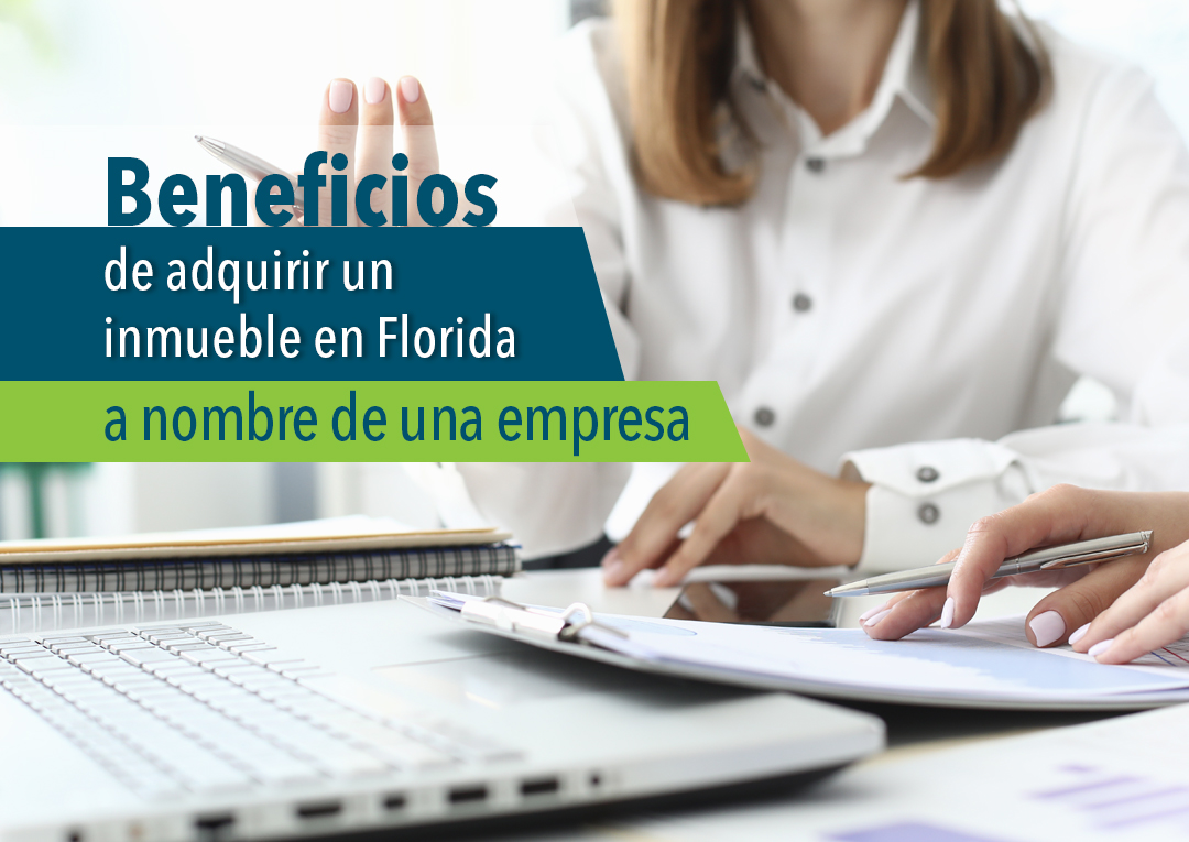Empresaria revisando documentos en escritorio - beneficios de adquirir un inmueble a nombre de empresa en Florida
