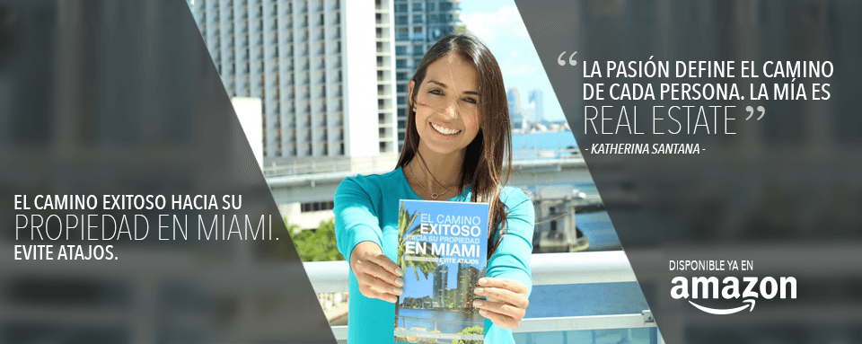 Katherina Santana sosteniendo libro El Camino Exitoso Hacia Su Propiedad en Miami disponible en Amazon
