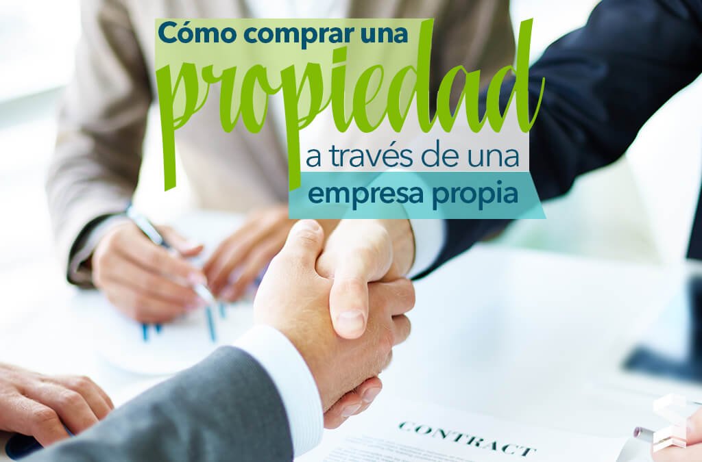 Apreaton de manos sobre contrato representando como comprar una propiedad a traves de una empresa propia en Miami