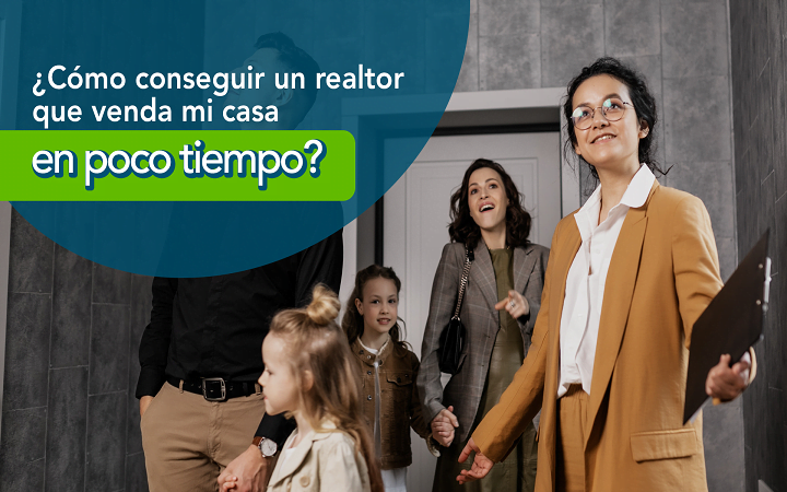 Realtor profesional mostrando casa a familia - como conseguir un realtor que venda tu casa en poco tiempo