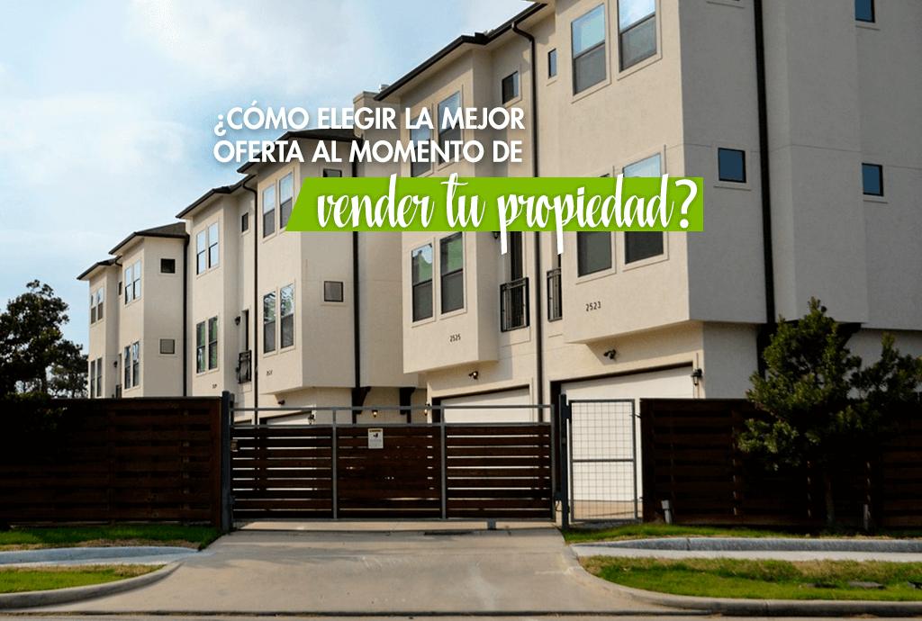 Hilera de casas adosadas modernas representando como elegir la mejor oferta al vender propiedad en Miami