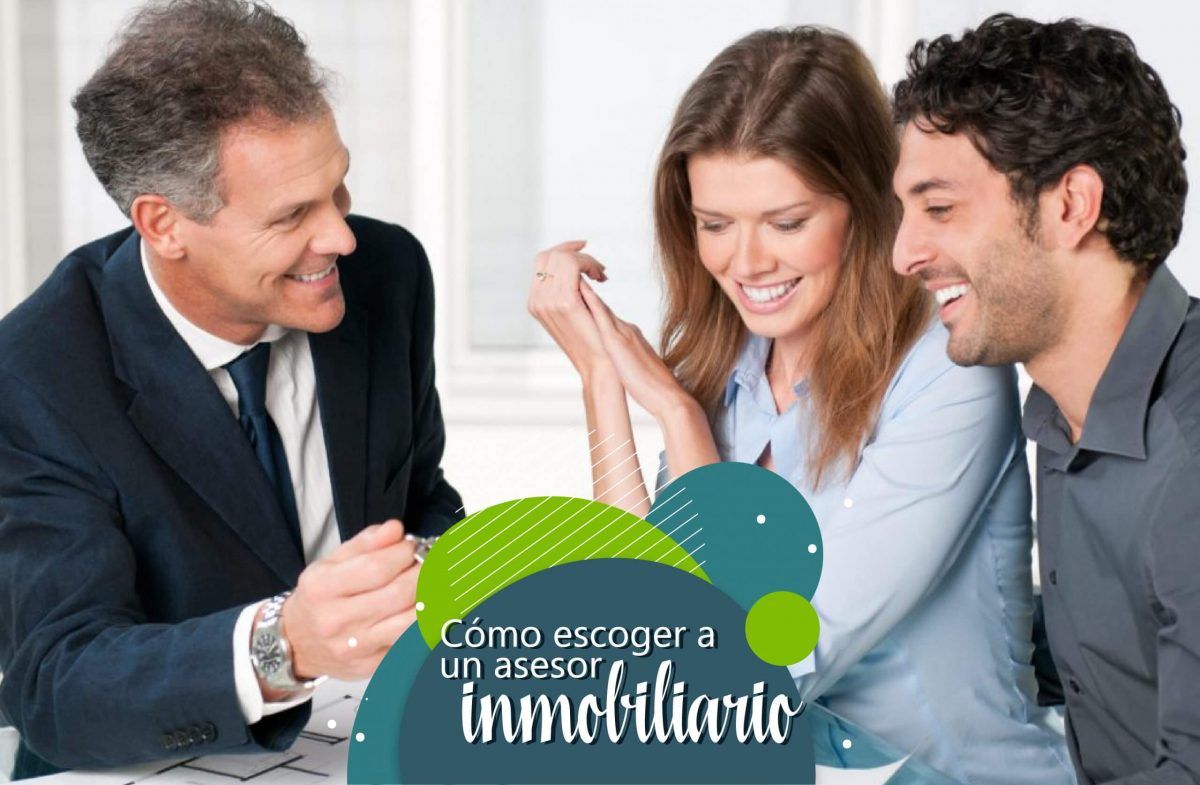 Asesor inmobiliario sonriente mostrando llaves a pareja de clientes felices en Miami