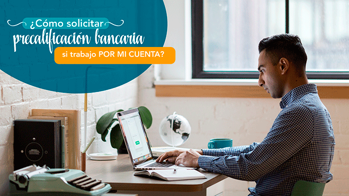 Hombre trabajando en laptop solicitando precalificacion bancaria siendo trabajador independiente en Miami