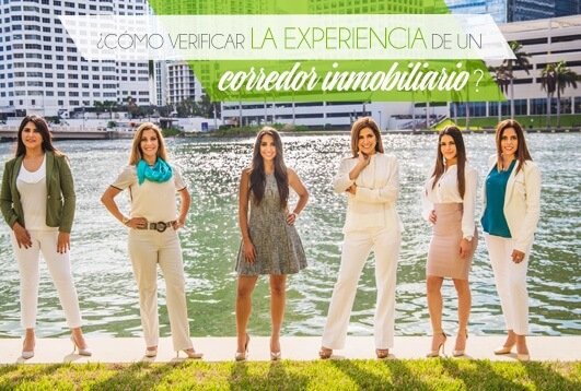 Equipo de asesoras inmobiliarias frente al mar de Brickell Miami representando como verificar experiencia de corredor