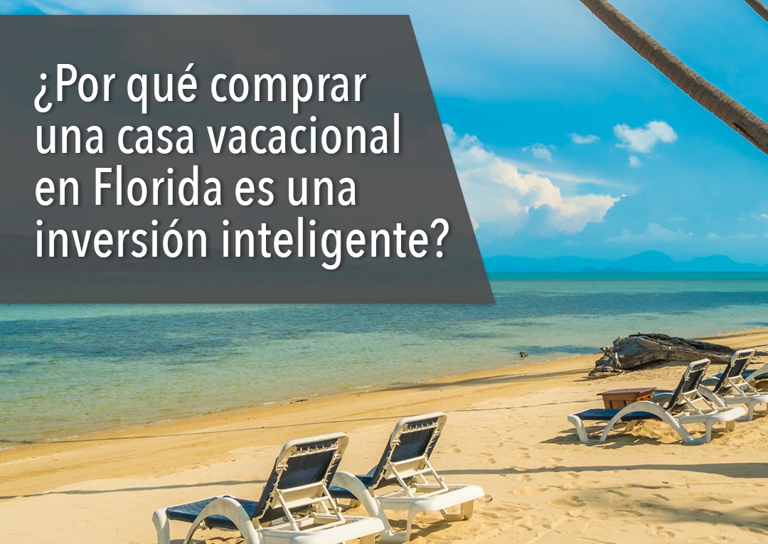 Playa tropical con sillas de descanso en Florida - por que comprar una casa vacacional es una inversion inteligente