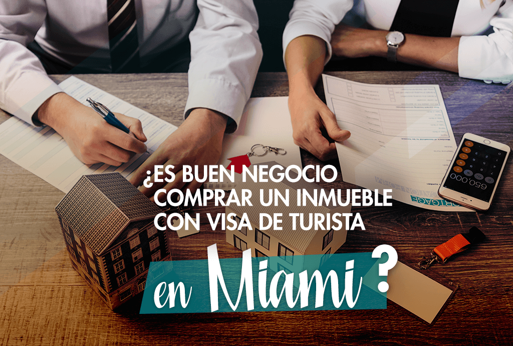 Personas de negocios revisando documentos con modelo de casa sobre comprar inmueble con visa de turista en Miami
