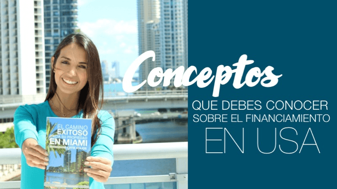 Mujer sonriente sosteniendo libro frente al skyline de Miami representando conceptos clave sobre financiamiento en USA