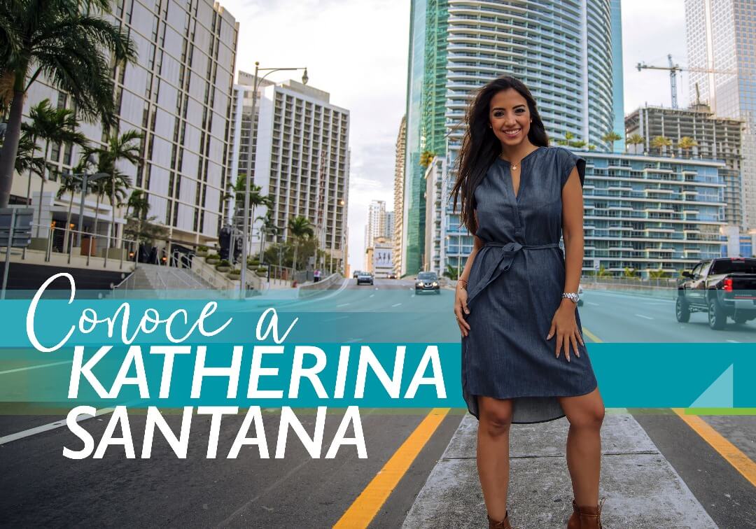 Katherina Santana asesora inmobiliaria posando en calle de Brickell Miami con edificios modernos de fondo