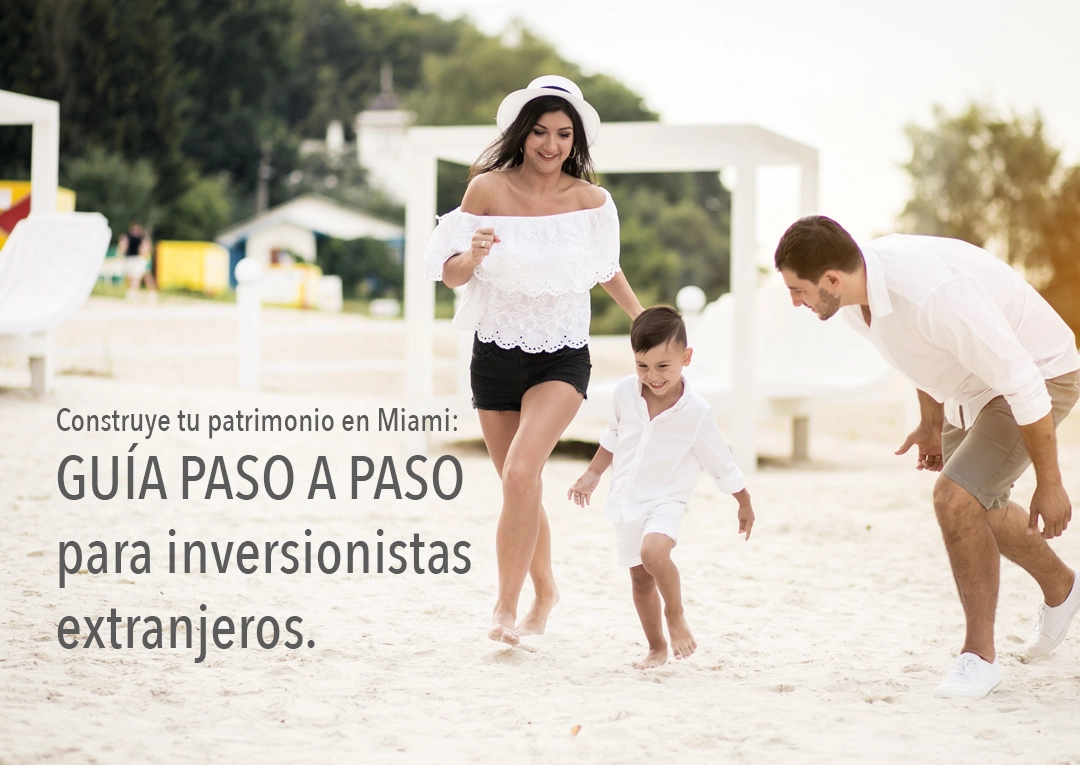 Familia feliz en la playa de Miami - guia paso a paso para construir patrimonio como inversionista extranjero