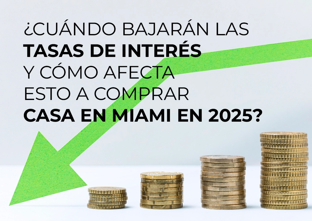 Monedas apiladas con flecha verde descendente - cuando bajaran las tasas de interes para comprar casa en Miami 2025
