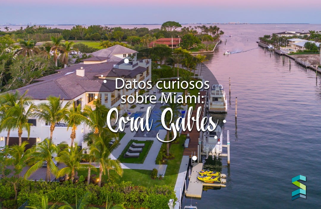 Vista aerea de mansiones frente al agua en Coral Gables Miami al atardecer con canales y palmeras