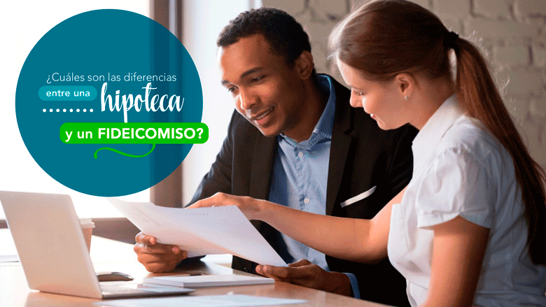 Dos asesores inmobiliarios revisando documentos sobre diferencias entre hipoteca y fideicomiso en Miami
