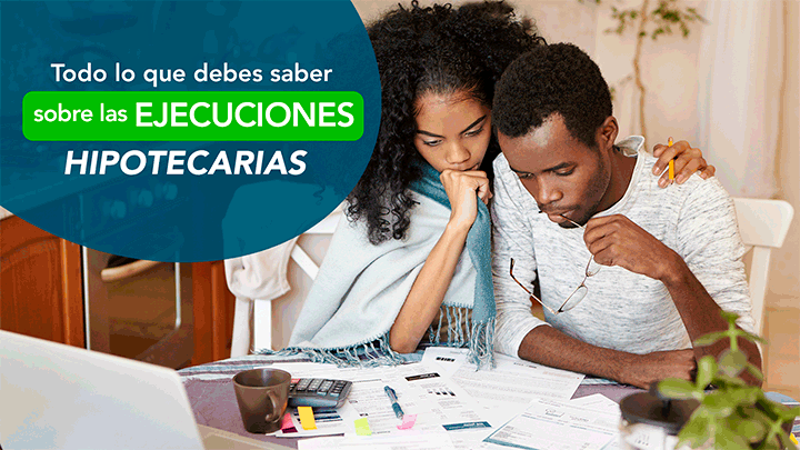 Pareja preocupada revisando documentos - todo lo que debes saber sobre ejecuciones hipotecarias en Florida
