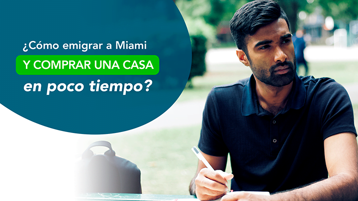 Joven inmigrante pensativo con libreta - como emigrar a Miami y comprar una casa en poco tiempo