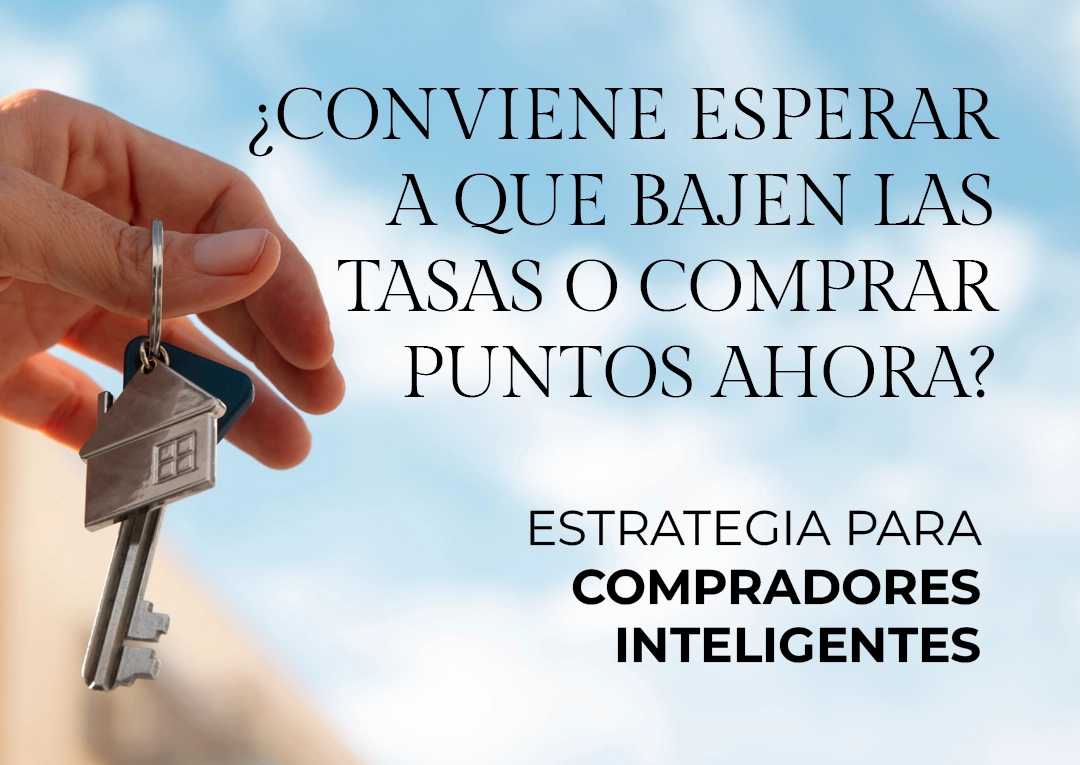 Mano sosteniendo llaves de casa frente a ciudad - estrategia para compradores inteligentes sobre tasas de interes