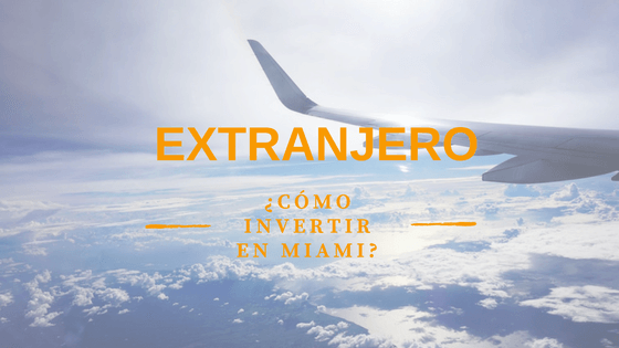 Ala de avion sobre nubes representando guia para extranjeros sobre como invertir en real estate en Miami