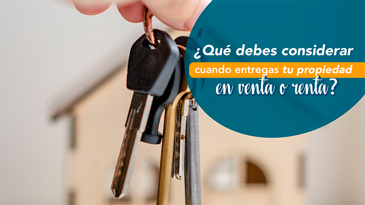 Mano sosteniendo llaves de propiedad con casa al fondo - factores a considerar al entregar propiedad en venta o renta