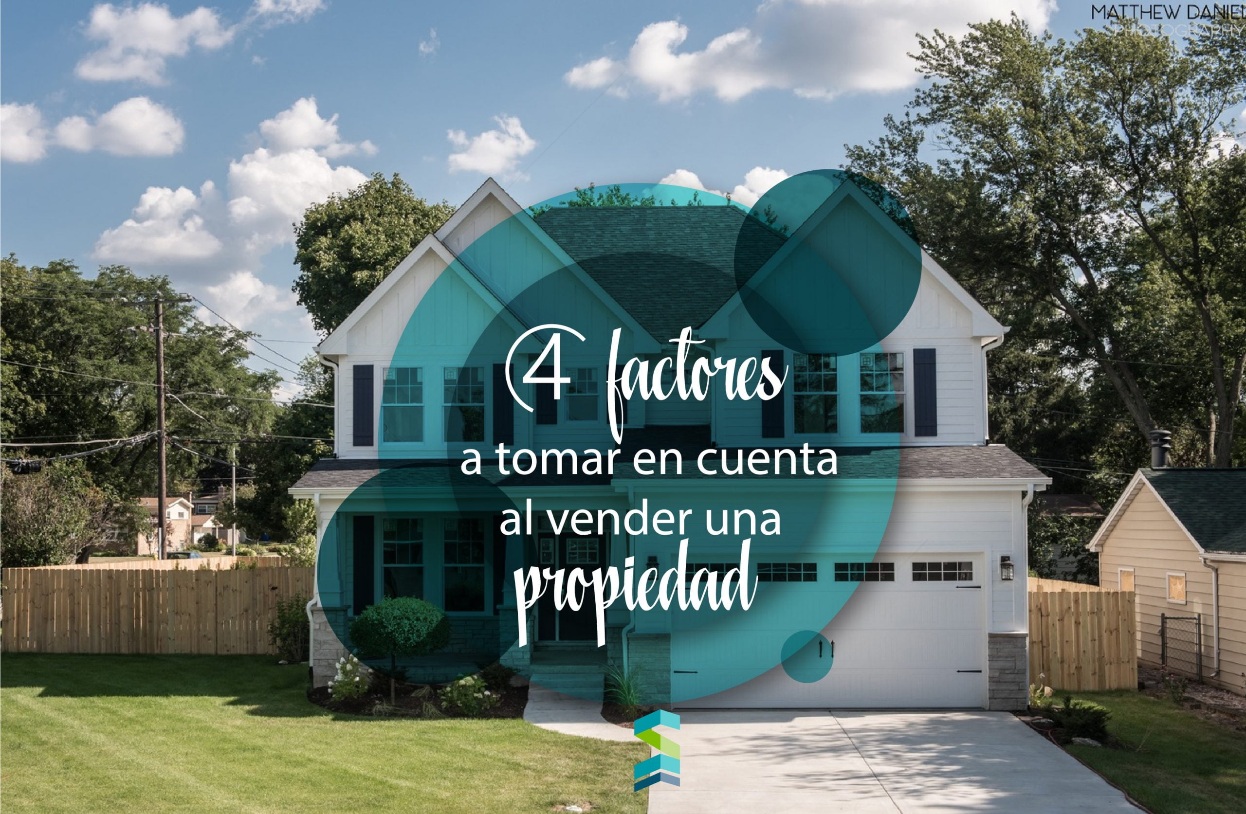 Casa moderna blanca con garaje y arboles representando factores clave al vender propiedad en Miami