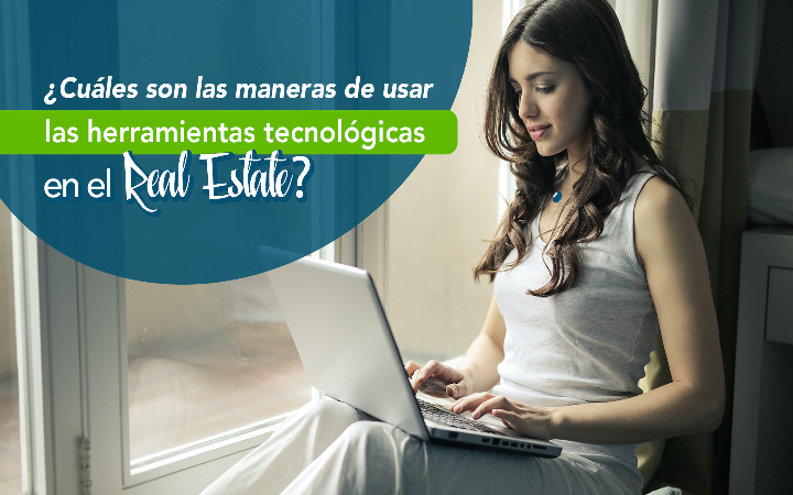 Mujer usando laptop junto a ventana - maneras de usar herramientas tecnologicas en el real estate de Miami