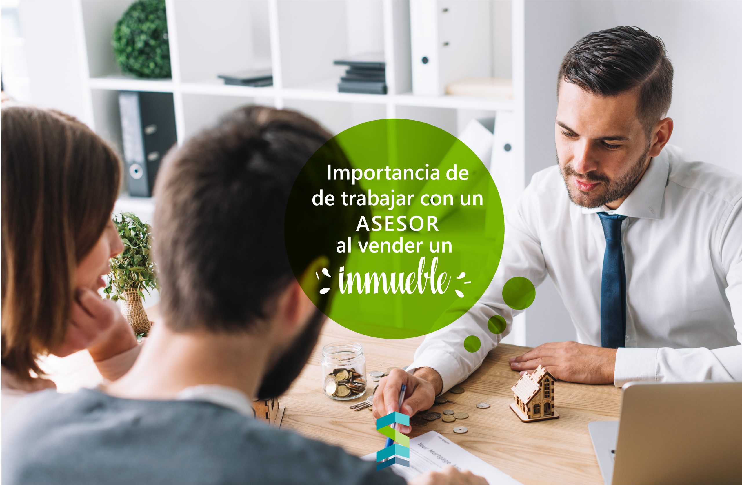 Asesor inmobiliario reunido con pareja de clientes discutiendo venta de inmueble en Miami