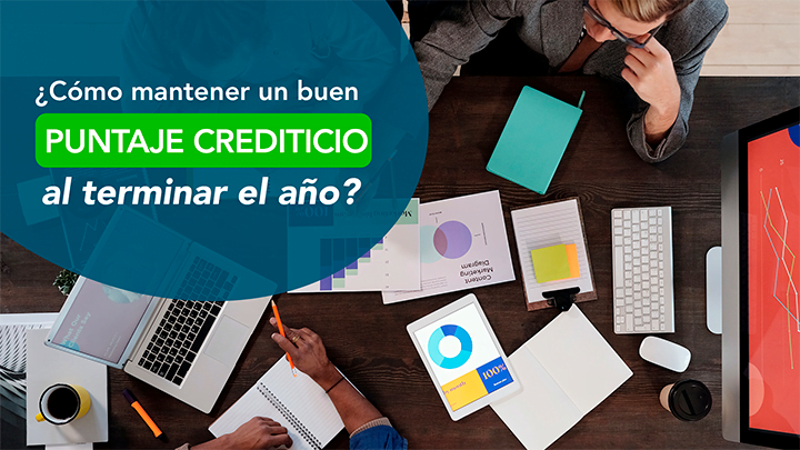 Equipo revisando graficos y documentos financieros - como mantener buen puntaje crediticio al terminar el ano