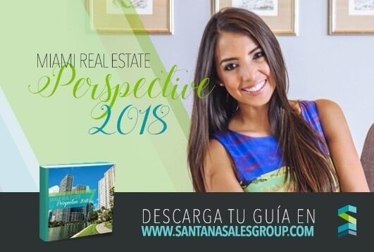 Mujer sonriente con guia Miami Real Estate Perspective 2018 para descargar en Santana Sales Group