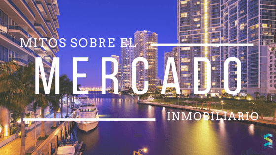Skyline nocturno de Brickell Miami con canales iluminados representando mitos sobre el mercado inmobiliario