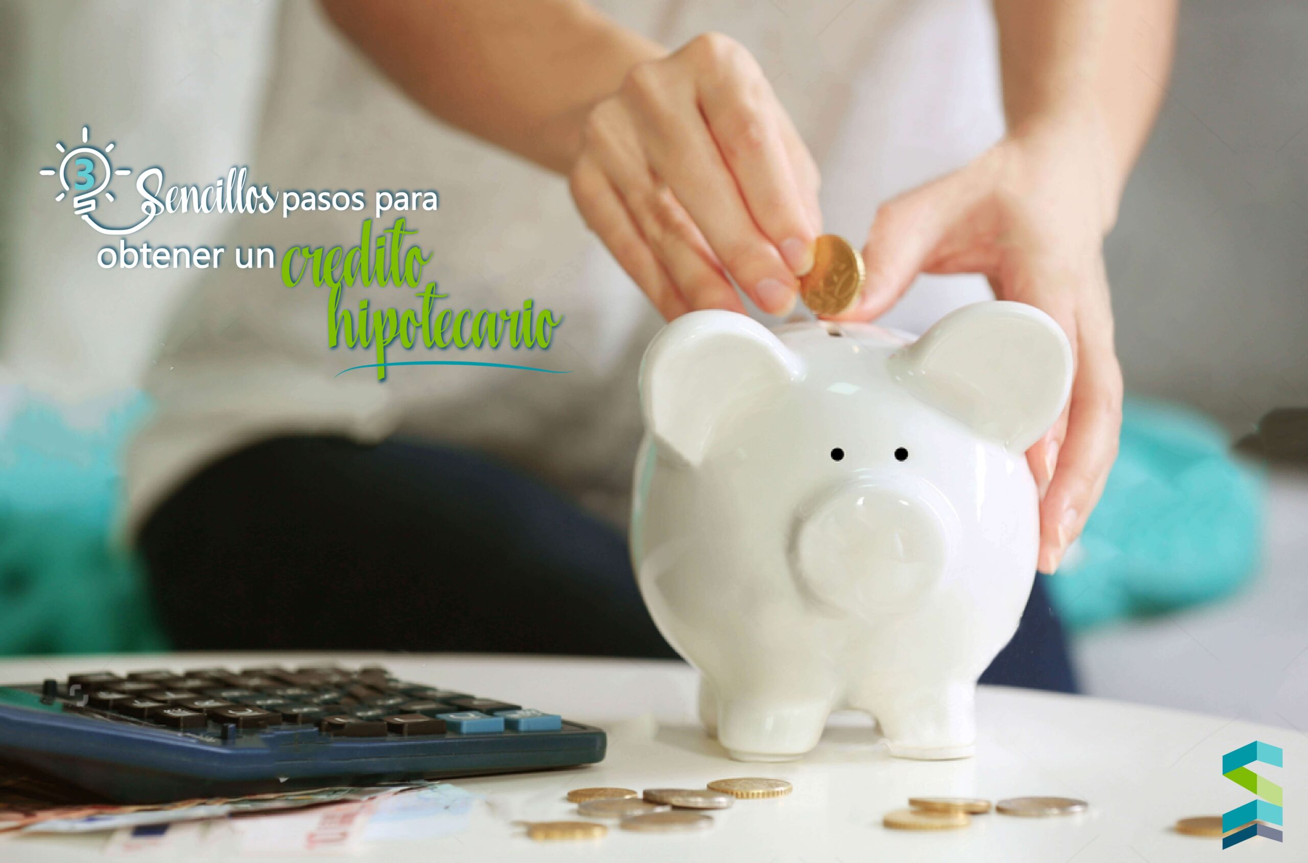 Mujer depositando moneda en alcancia blanca con calculadora para obtener credito hipotecario en Miami