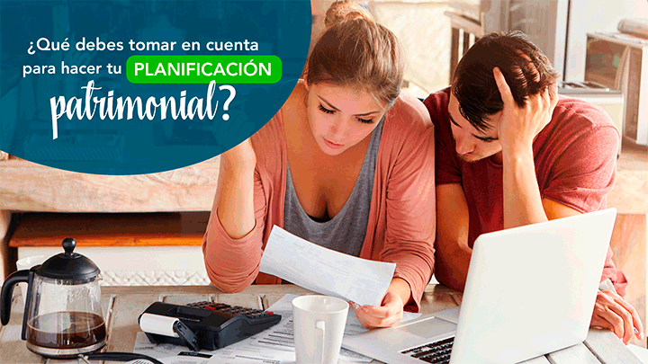 Pareja revisando documentos financieros con laptop - que considerar para hacer tu planificacion patrimonial
