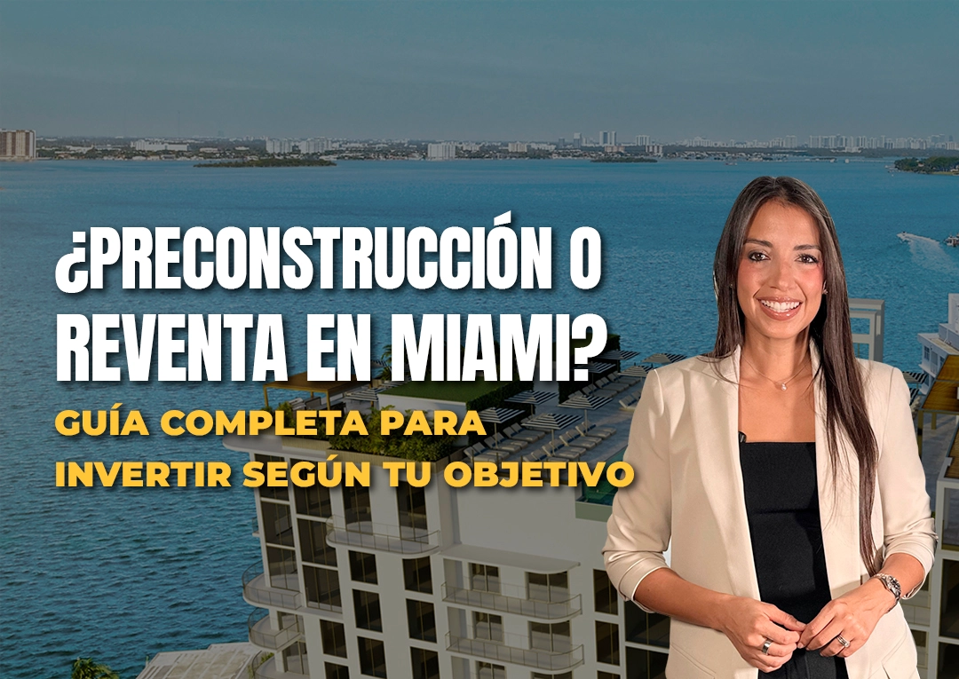 Agente inmobiliaria frente al skyline de Miami - guia para invertir en preconstruccion o reventa en Miami