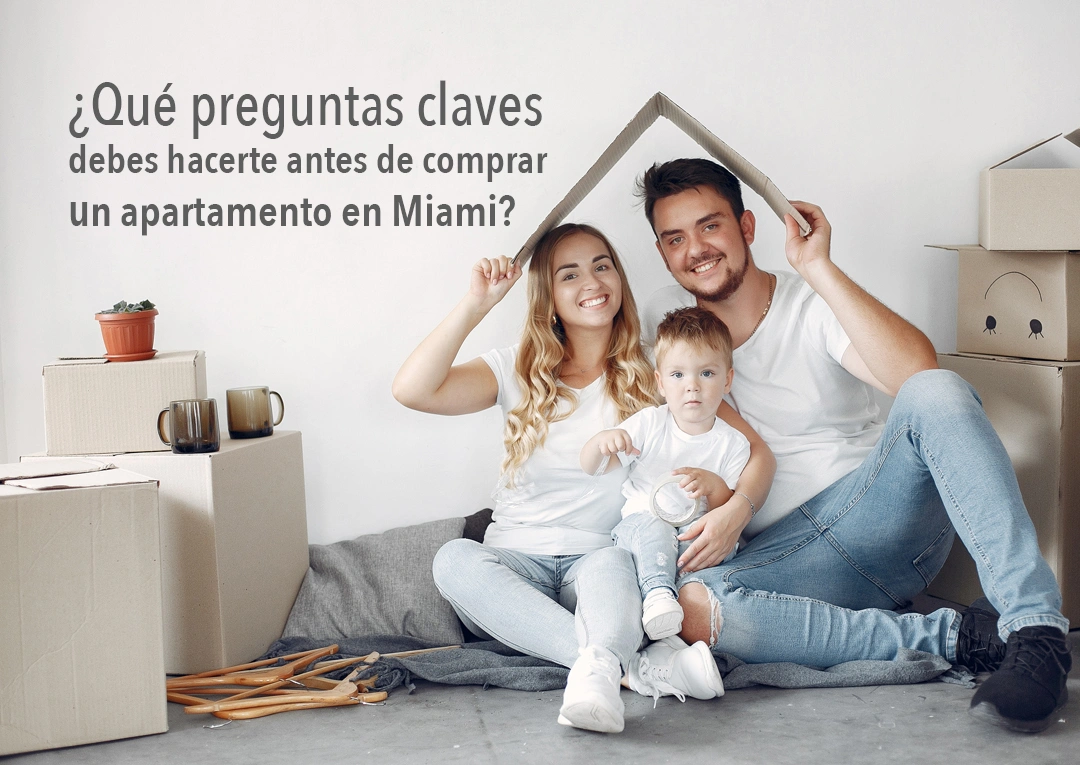 Familia joven con bebe sentada entre cajas de mudanza - preguntas clave antes de comprar apartamento en Miami