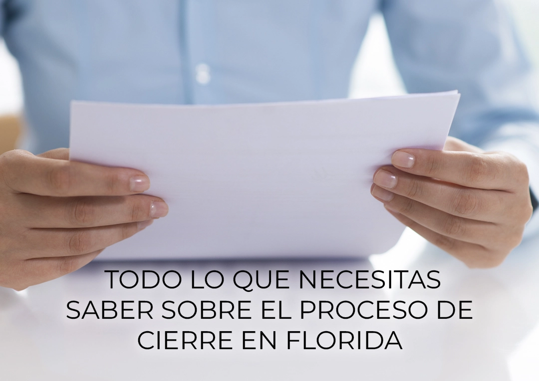 Manos sosteniendo documentos del proceso de cierre de compra de propiedad en Florida