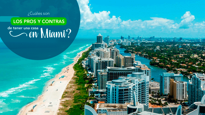 Vista aerea de la costa de Miami Beach con edificios y playa mostrando ventajas de vivir en casa en Miami
