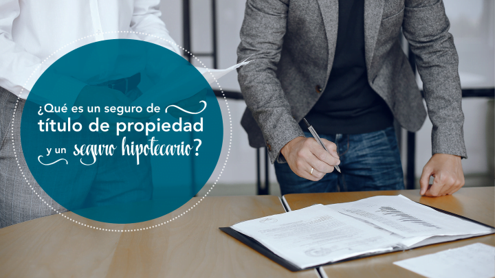 Personas firmando documentos de seguro - que es un seguro de titulo de propiedad y un seguro hipotecario