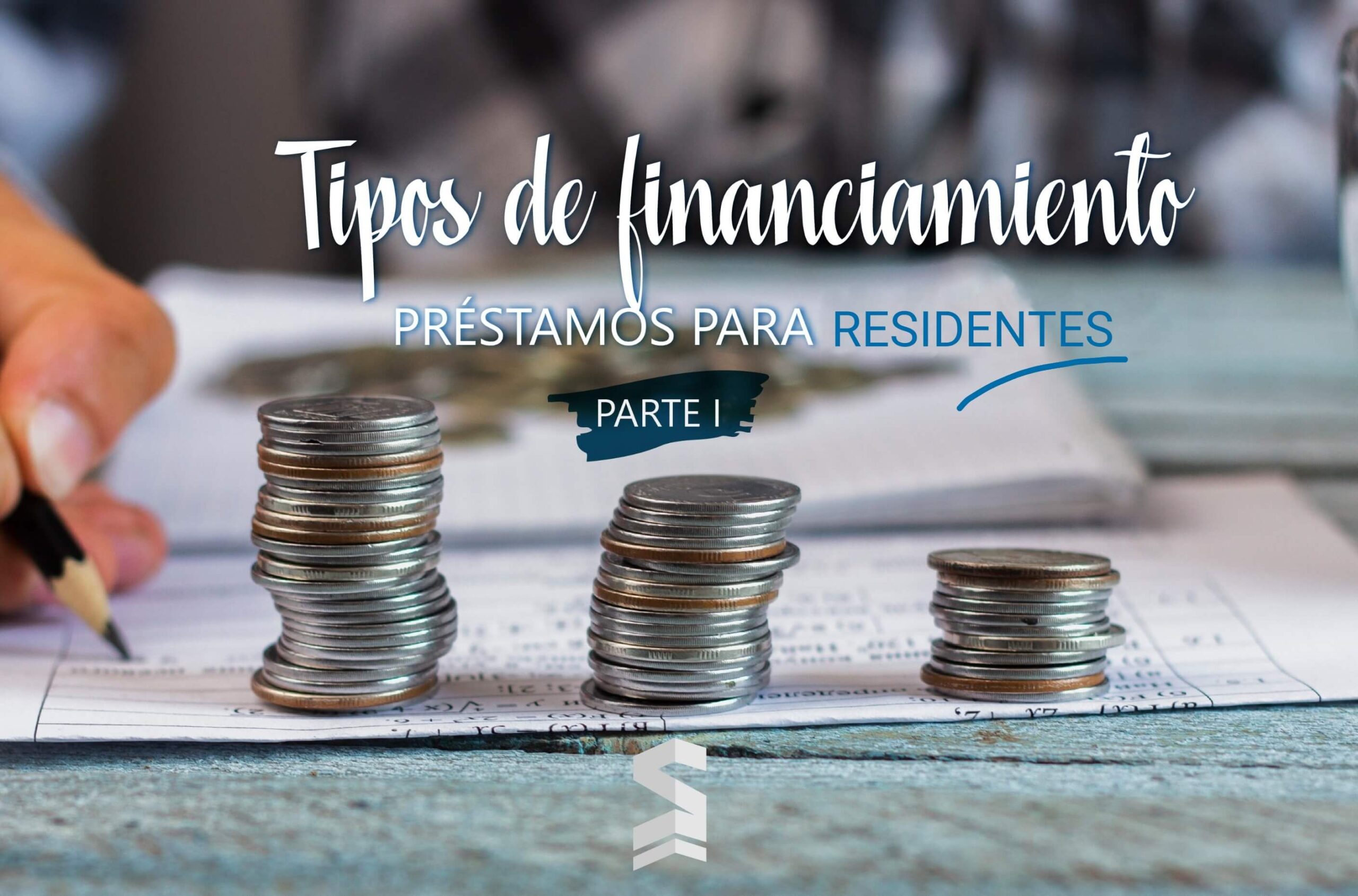 Pilas de monedas sobre documentos representando tipos de financiamiento y prestamos para residentes en Miami parte 1