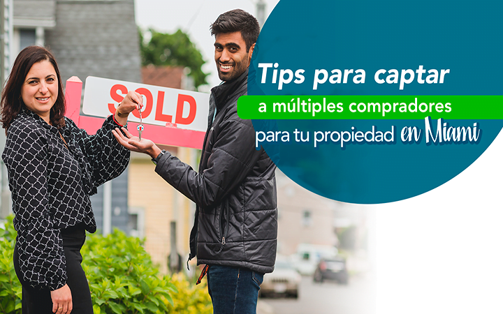 Pareja feliz con cartel SOLD frente a propiedad en Miami - tips para captar multiples compradores