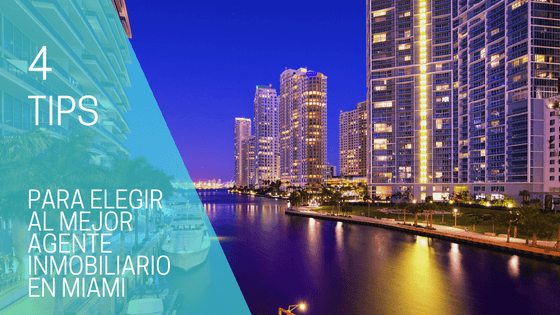 Skyline nocturno de Miami con reflejos en el agua representando consejos para elegir al mejor agente inmobiliario