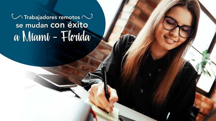 Mujer trabajando remotamente con laptop y lentes - trabajadores remotos y nomadas digitales se mudan a Miami Florida
