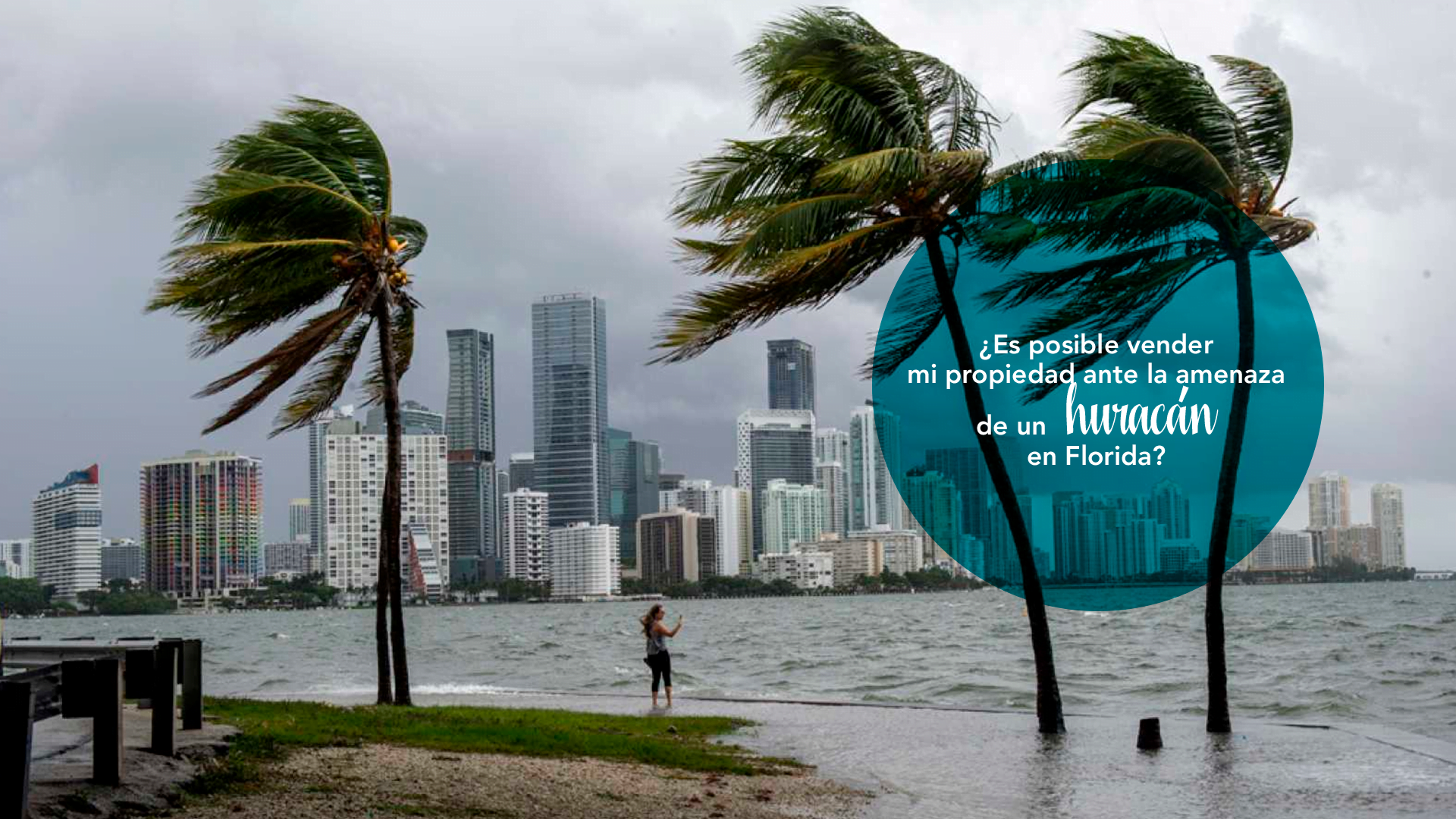 Skyline de Miami con palmeras azotadas por el viento y cielo tormentoso al vender propiedad ante amenaza de huracan en Florida